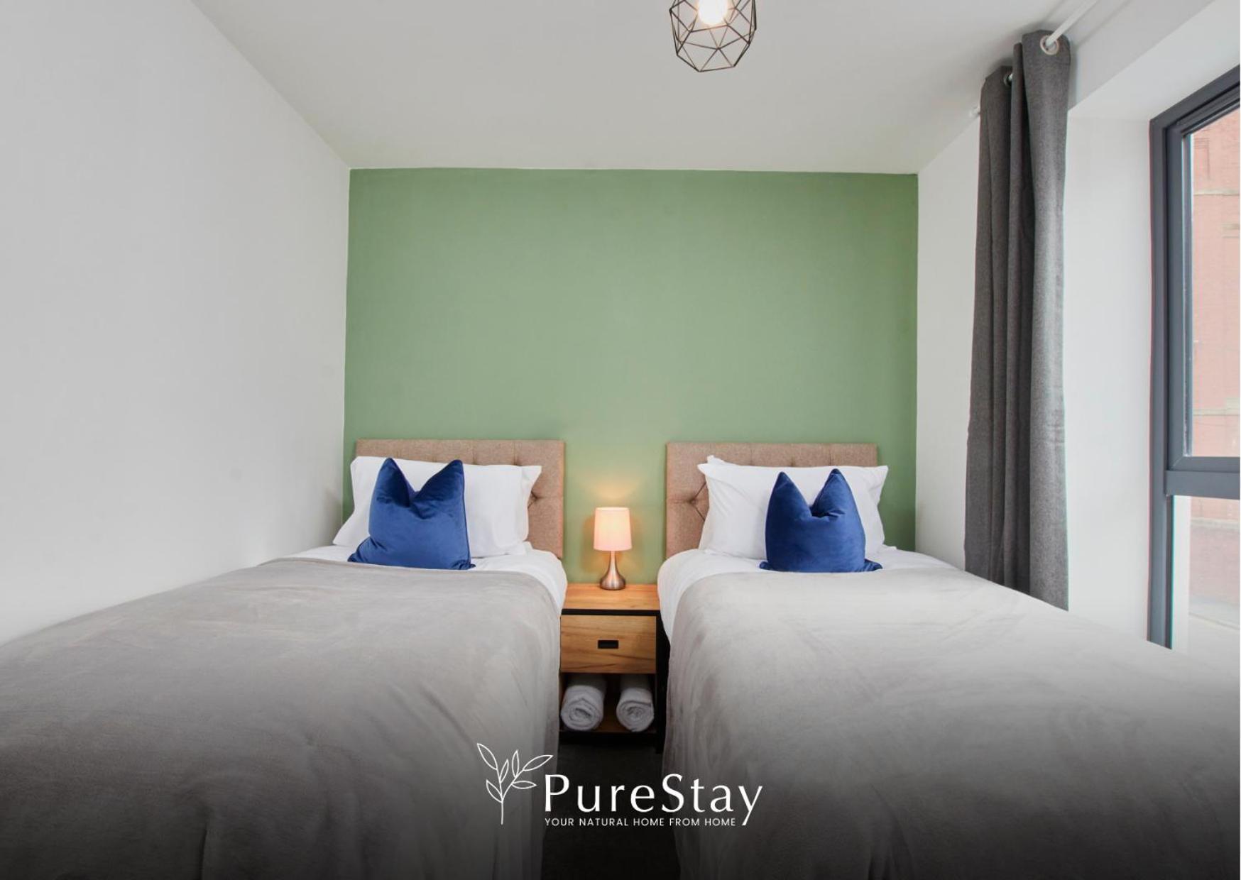 Purestay Manchester: 5-bedroom Business Haven Holiday home *